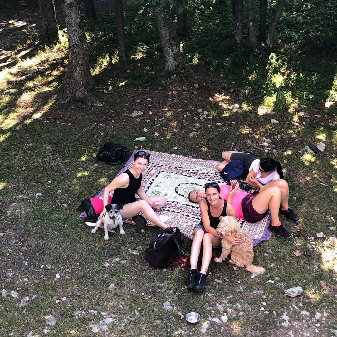 Ženy, psy a široké úsmevy. 👸🐕 😀 Pokojne by mohli fotiť katalóg psích pr…